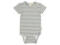 Blåstribet kortærmet body med trykknaplukning i halsudskæringen fra Petit Piao PP1704 blue mirage